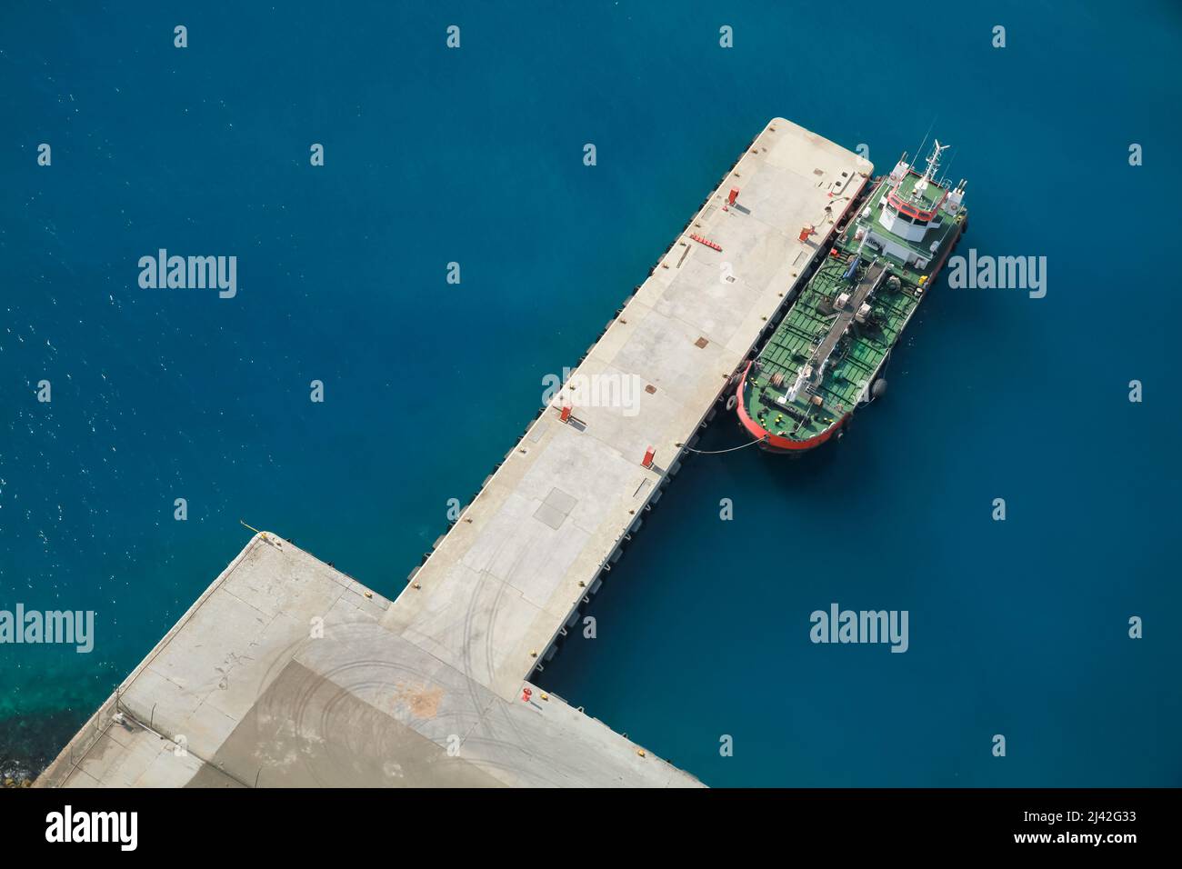 La nave cisterna con ponte verde è ormeggiata nel porto di Jedda, Arabia Saudita. Vista aerea Foto Stock