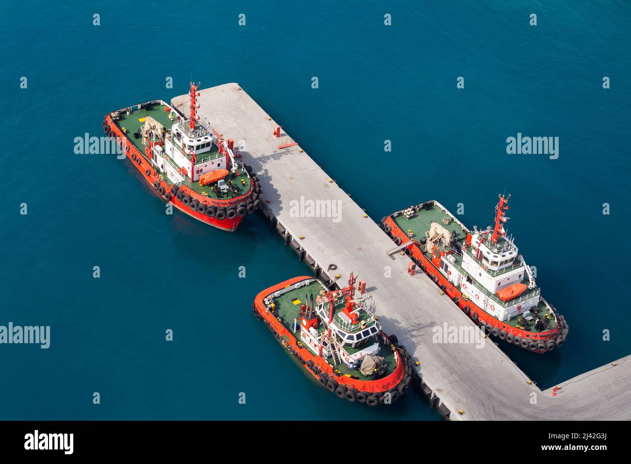 I rimorchiatori sono ormeggiati nel porto. Vista aerea. Porto di Jedda, Arabia Saudita Foto Stock
