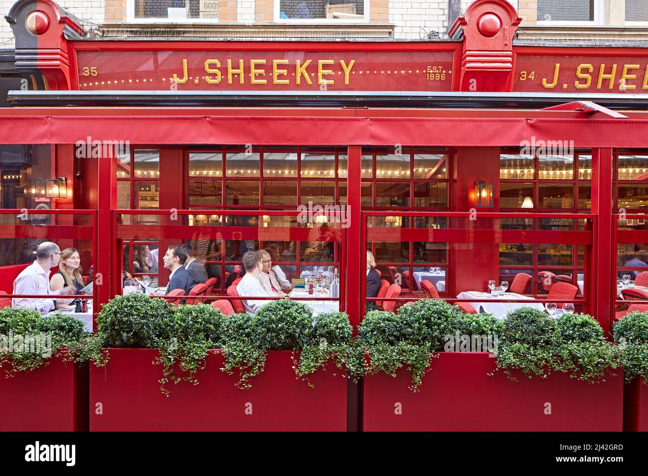 Spazio pubblico con visitatori. Covent Garden, Londra, Regno Unito. Architetto: Varie, 2021. Foto Stock