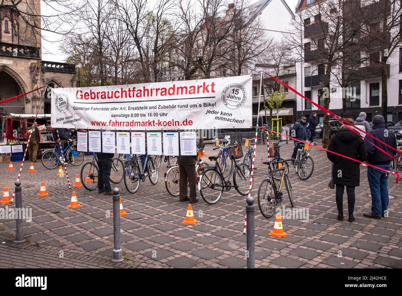 Mercato delle biciclette di seconda mano presso la chiesa di Agnes, Colonia, Germania. Gebrauchtfahrradmarkt an der Agneskirche im Agnesviertel, Koeln, Deutschland. Foto Stock