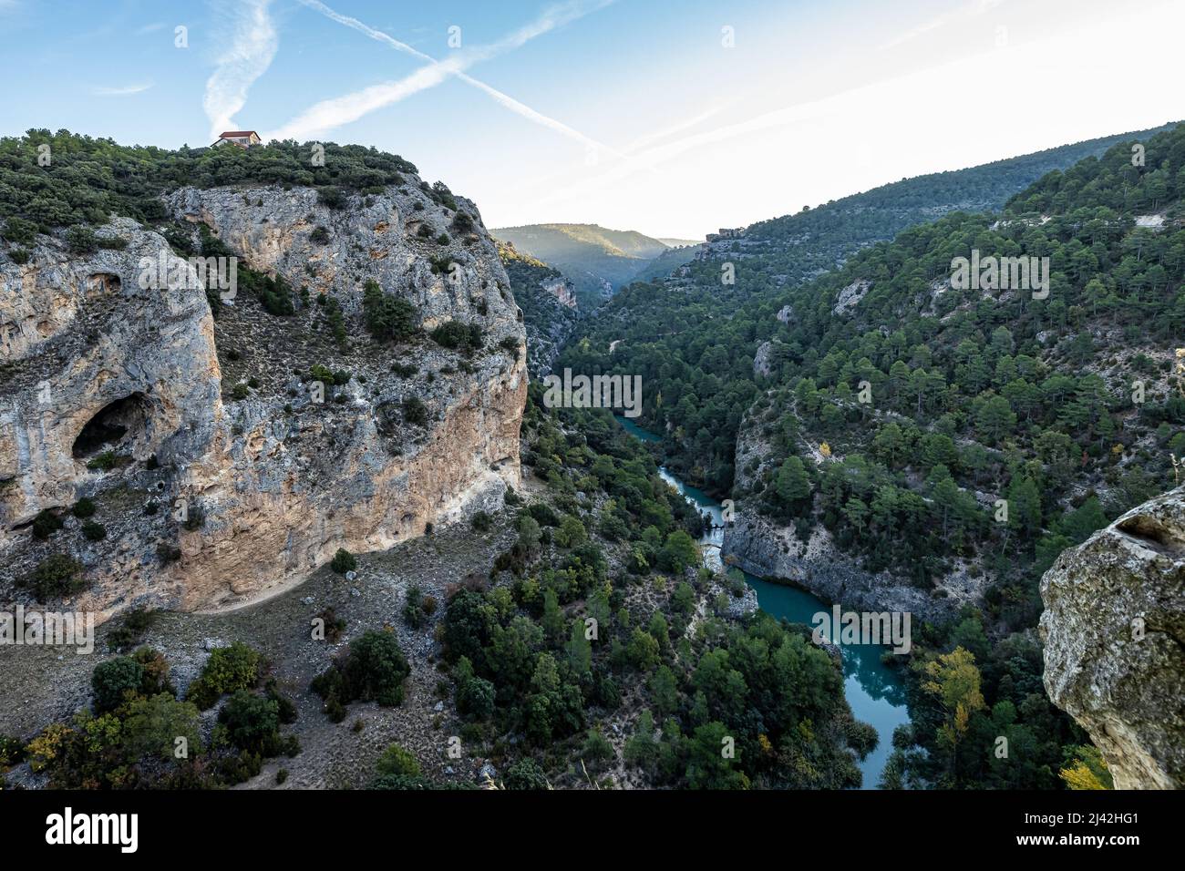Finestra del Diavolo. Punto di vista naturale sulla riva del fiume Jucar. Villalba de la Sierra, Cuenca, Spagna - Europa. Foto Stock