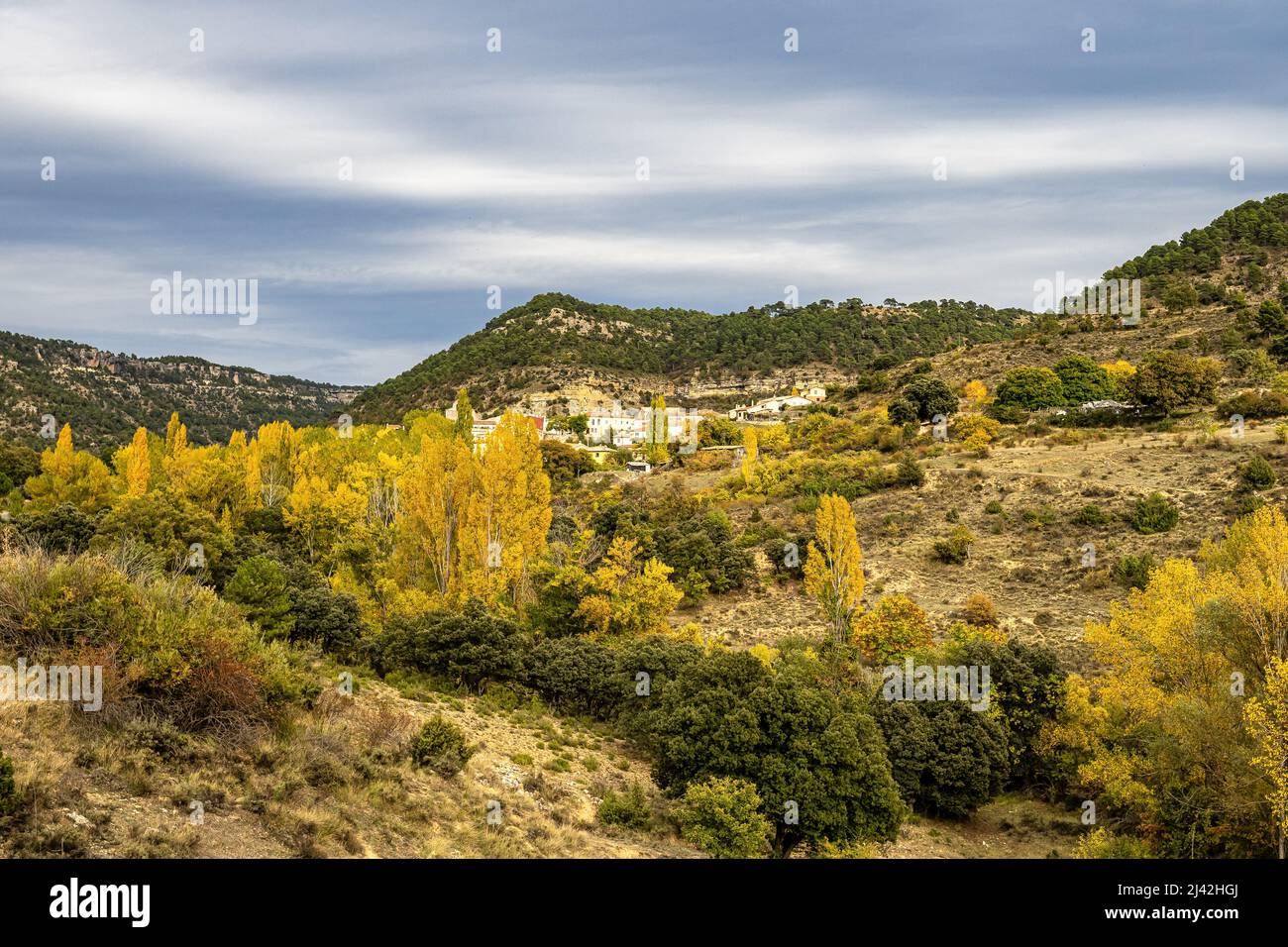 Paesaggi di montagna al villaggio Valdecabras, Serrania de Cuenca, Spagna, con sorprendenti forme rocciose, che gli danno un tocco magico e misterioso. Foto Stock