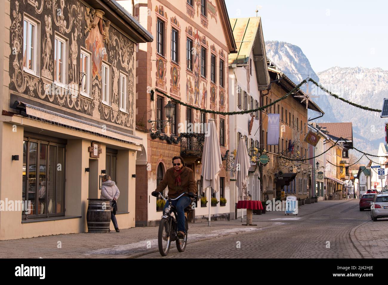 Garmisch-Partenkirchen, Germania - Febbraio 22,2022 : veduta della strada della Garmisch-Partenkirchen nella soleggiata giornata invernale. Foto Stock