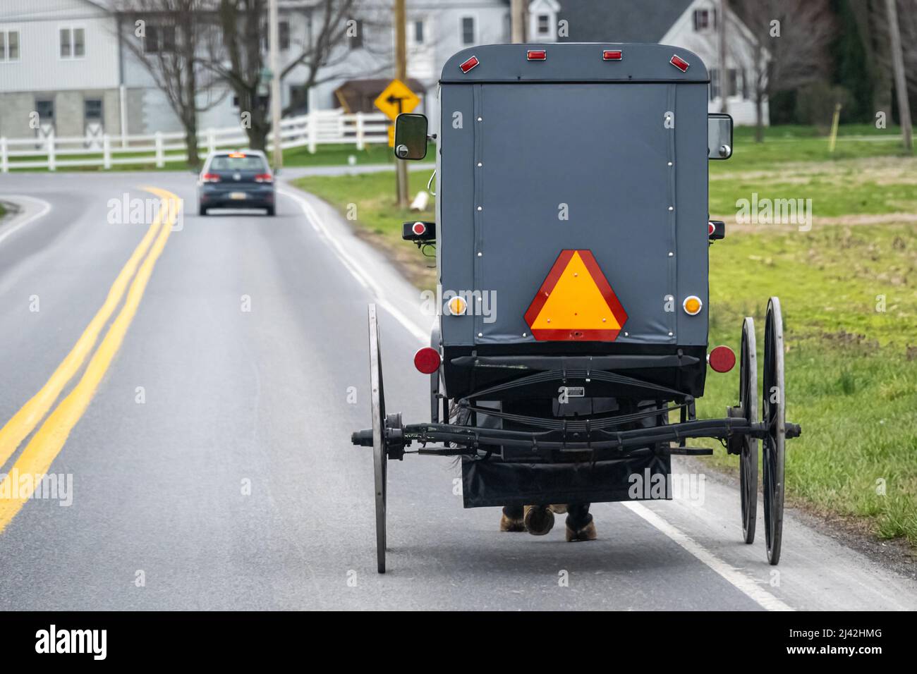 Amish carrozza trainata da cavalli che condivide la strada con le automobili nella contea di Lancaster, Pennsylvania. (USA) Foto Stock