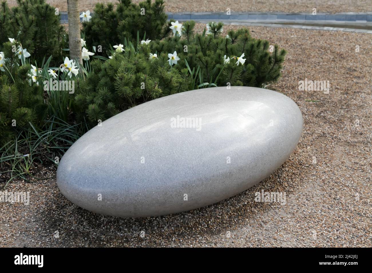 Sedile gigante in ciottoli a Hilltop, RHS Garden Wisley, Surrey, Inghilterra, Regno Unito, 2022 aprile Foto Stock