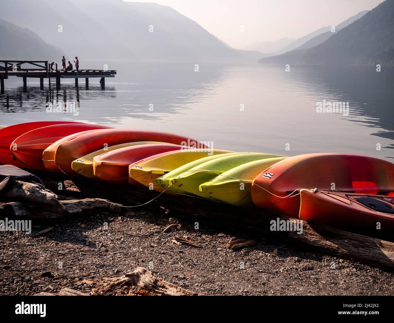 Kayak sulle rive del lago Crescent nel Parco Nazionale Olimpico, Foto Stock