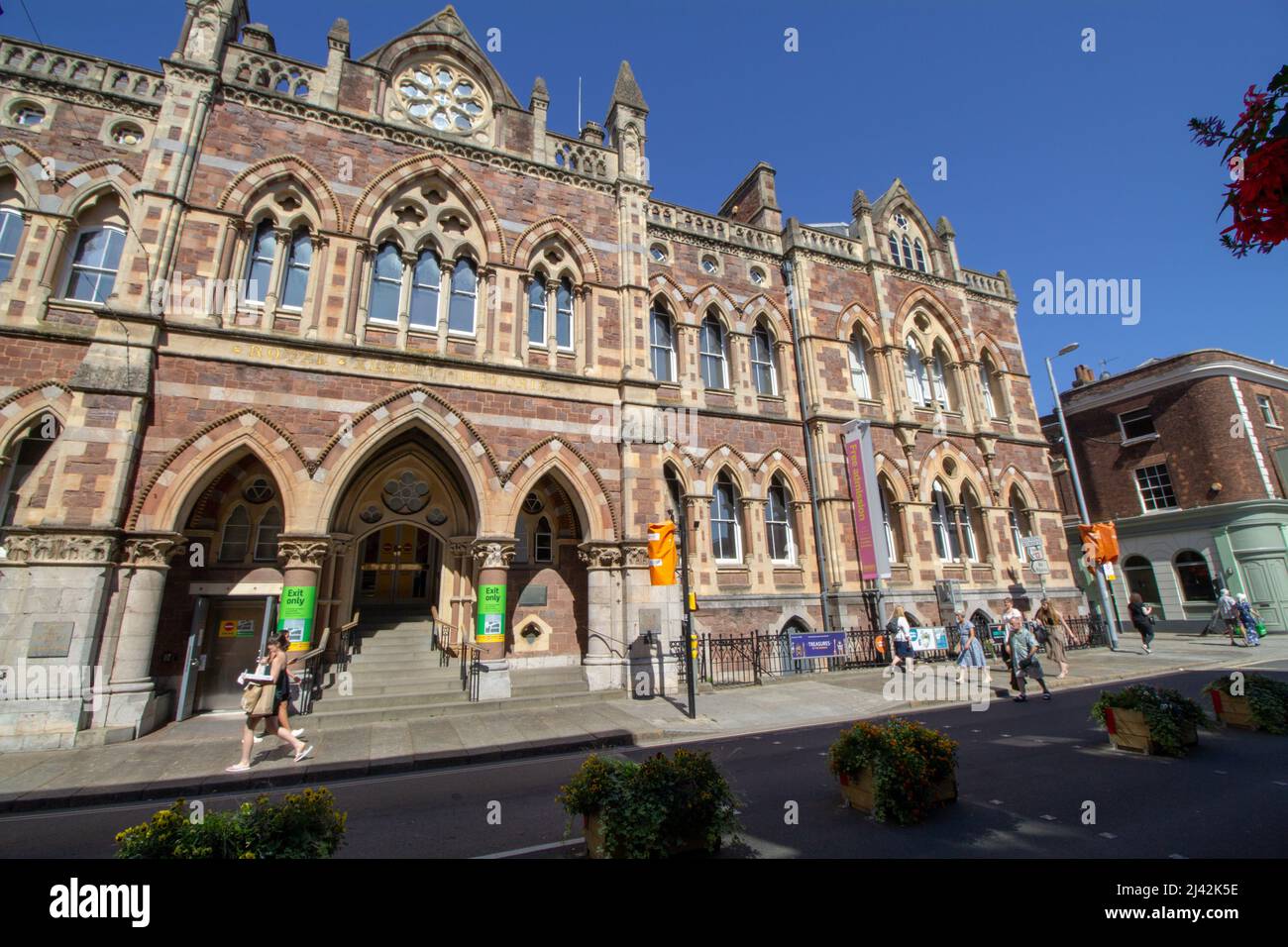 EXETER, UK - 18 LUGLIO 2021 lo storico ed elegante Royal Albert Memorial Museum and Art Gallery su Queen Street Foto Stock