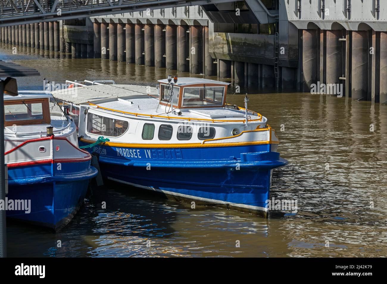 Escursioni tipiche barche, chiatte, moli, porto, Amburgo, Germania Foto Stock