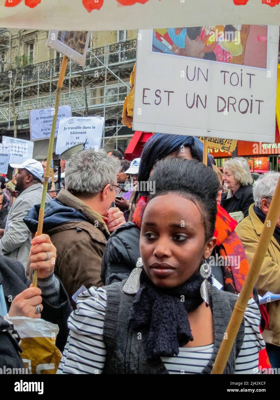 Parigi, Francia, folla di persone che marciano con segni di protesta, dimostrazione dei migranti africani per il diritto alla legge permanente in materia di alloggi Foto Stock