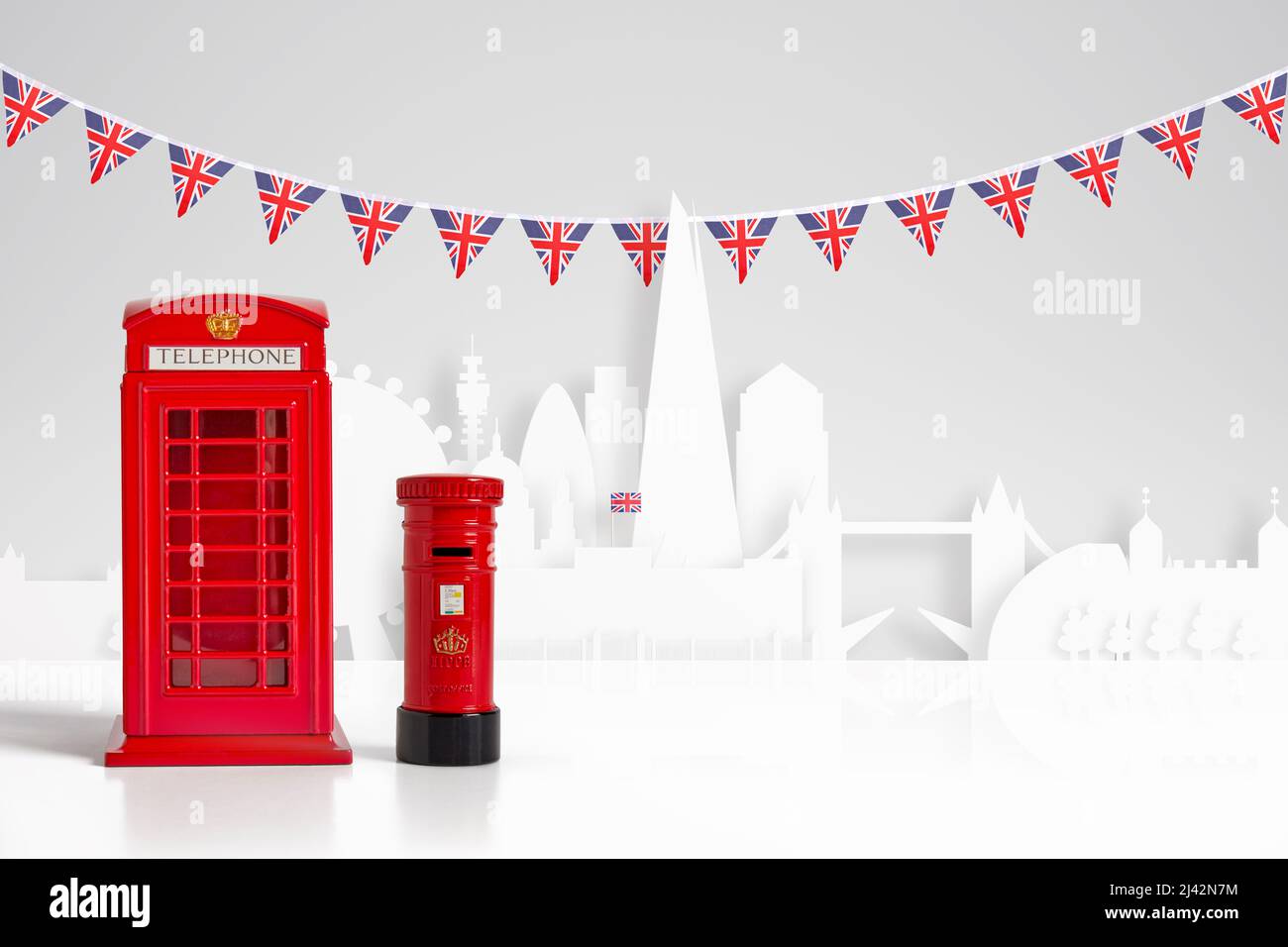 Telefono modello rosso, casella postale, union jack Jubilee Bunting & London skyline Concept Foto Stock