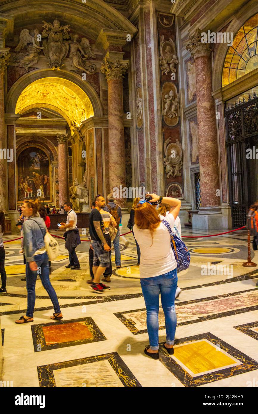 Sontuosi interni della Basilica Papale di San Pietro nella chiesa Vaticana costruita in stile rinascimentale nella Città del Vaticano, l'enclave papale Foto Stock