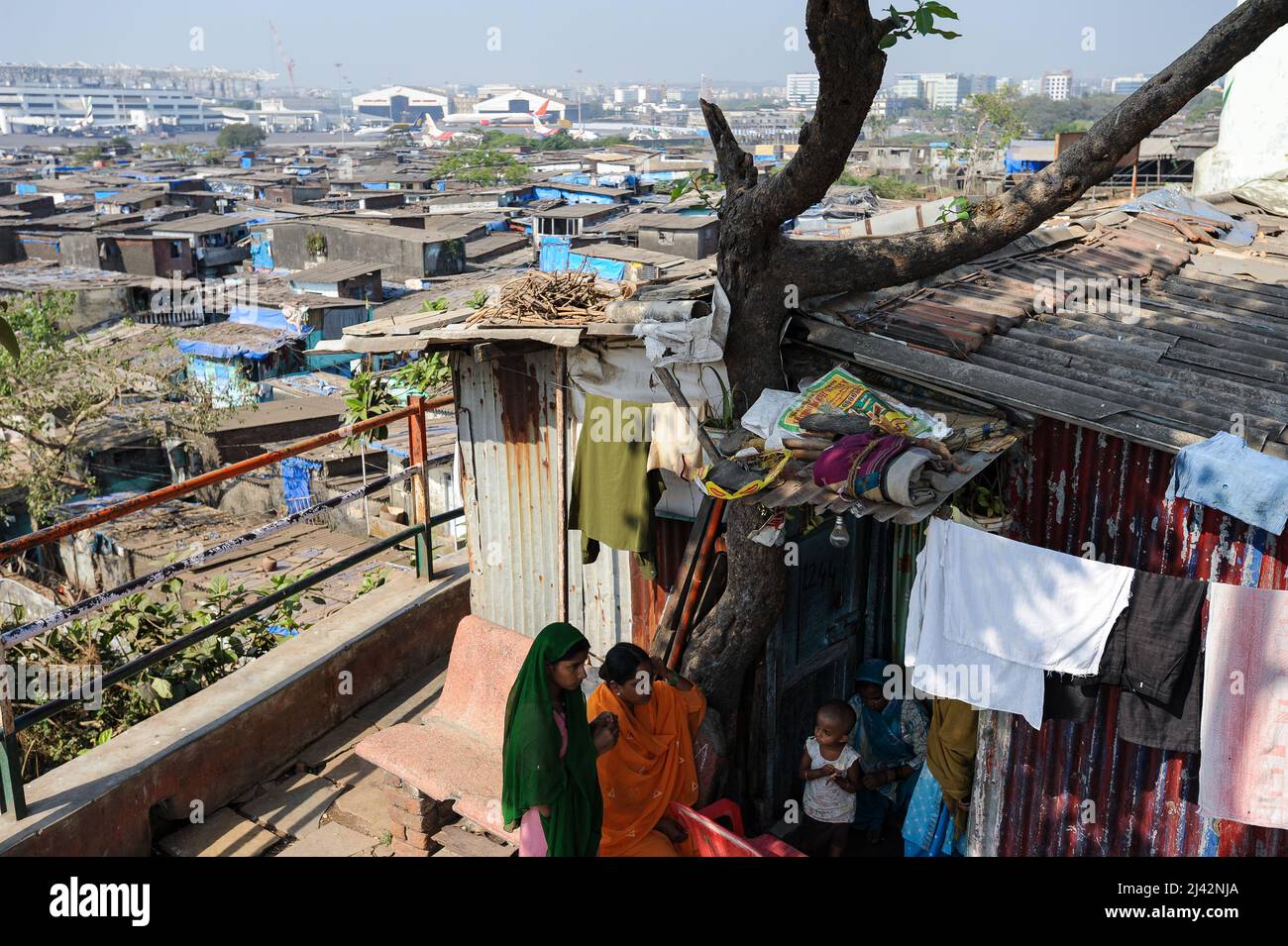 10.12.2011, Mumbai, Maharashtra, India, Asia - Vista sui tetti di una cittadina di Shivaji Nagar a Chhatrapati Shivaji Maharaj International. Foto Stock