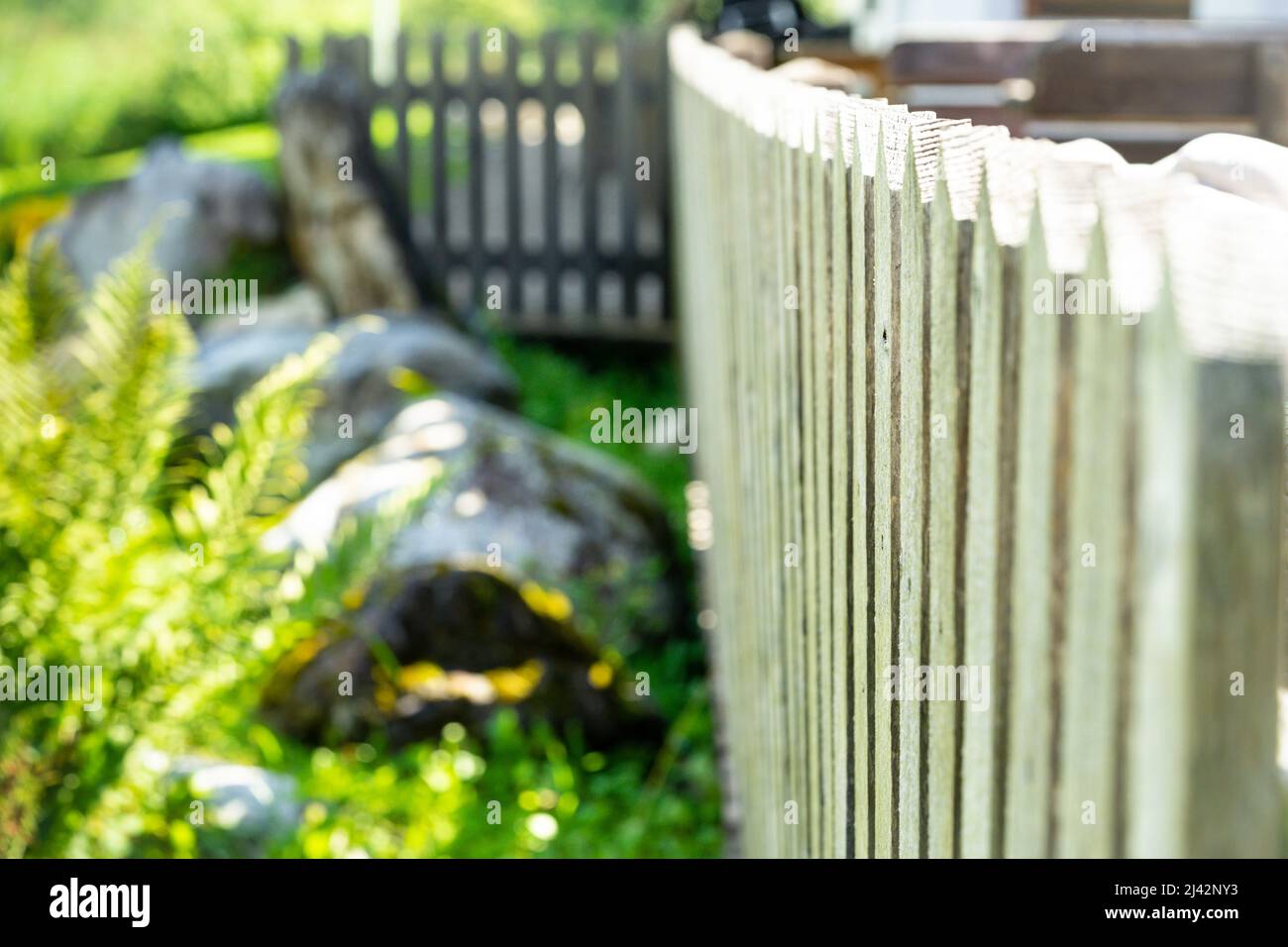 Tradizionale recinzione in legno per picnic che circonda il giardino di una baita in Austria Foto Stock