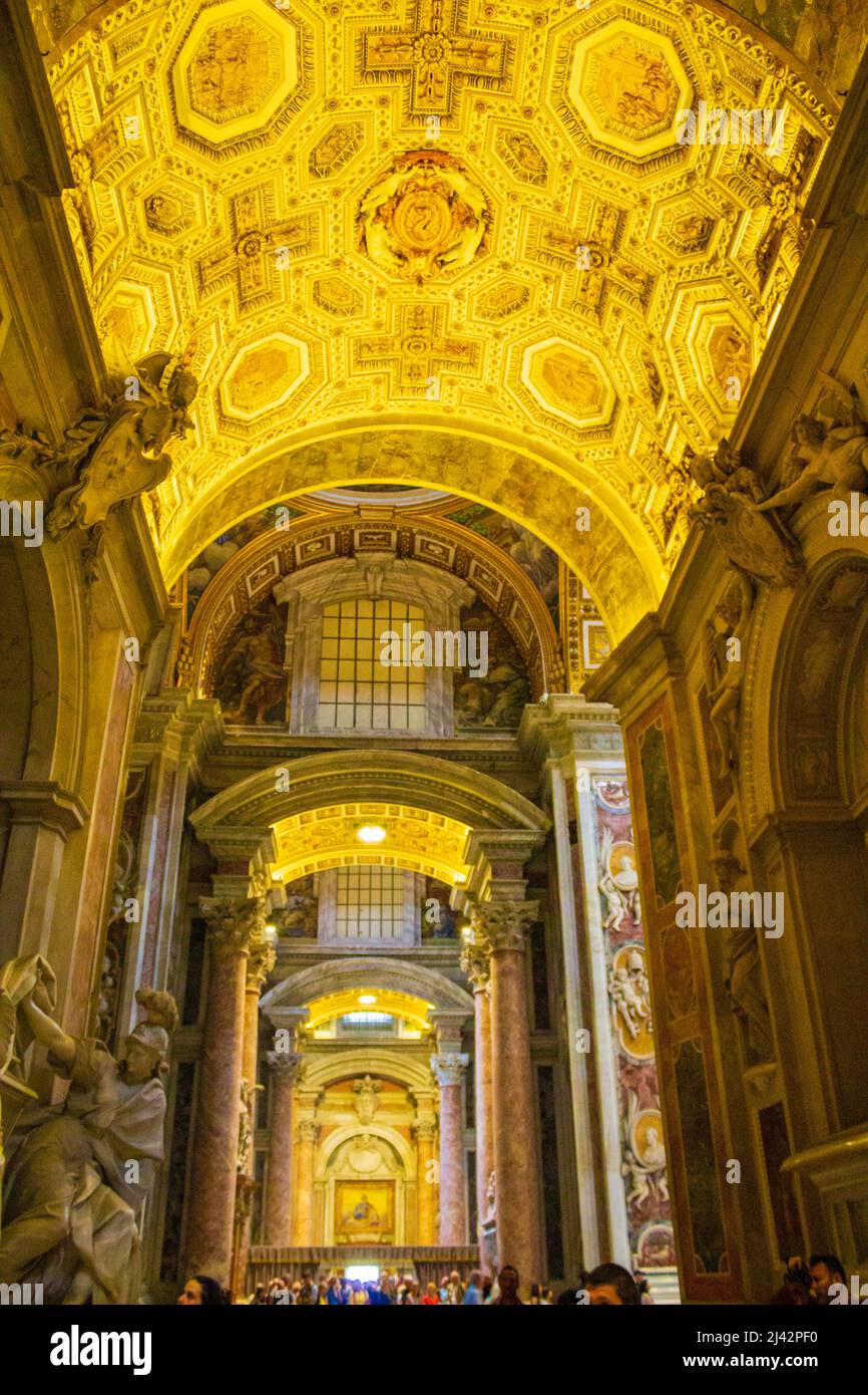 Sontuosi interni della Basilica Papale di San Pietro nella chiesa Vaticana costruita in stile rinascimentale nella Città del Vaticano, l'enclave papale Foto Stock