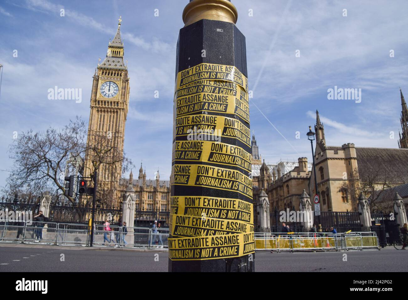 Londra, Inghilterra, Regno Unito. 11th Apr 2022. "Non estradare Assange" è stato registrato intorno a una colonna luminosa. I manifestanti si sono riuniti in Piazza del Parlamento per celebrare il terzo anniversario dell'arresto del fondatore di WikiLeaks Julian Assange e per chiedere la sua liberazione. (Credit Image: © Vuk Valcic/ZUMA Press Wire) Foto Stock