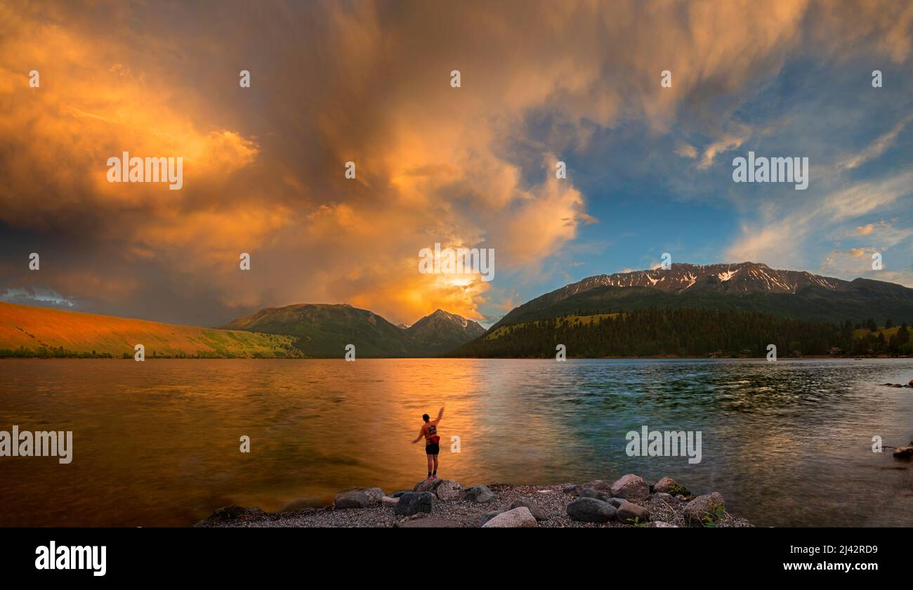 Pesca Wallowa Lake al tramonto, Oregon Foto Stock