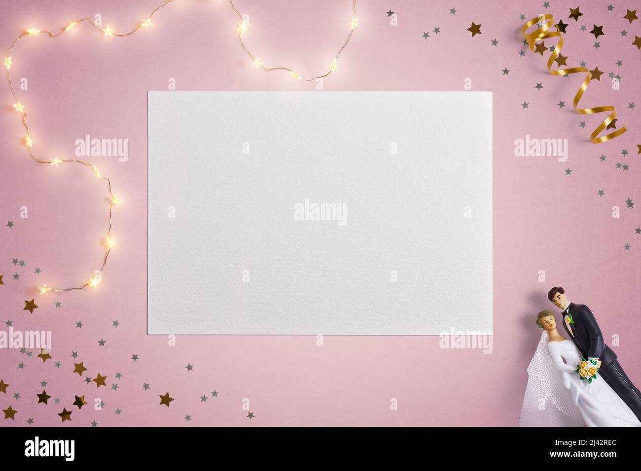 White paper wedding concept su sfondo rosa Foto Stock
