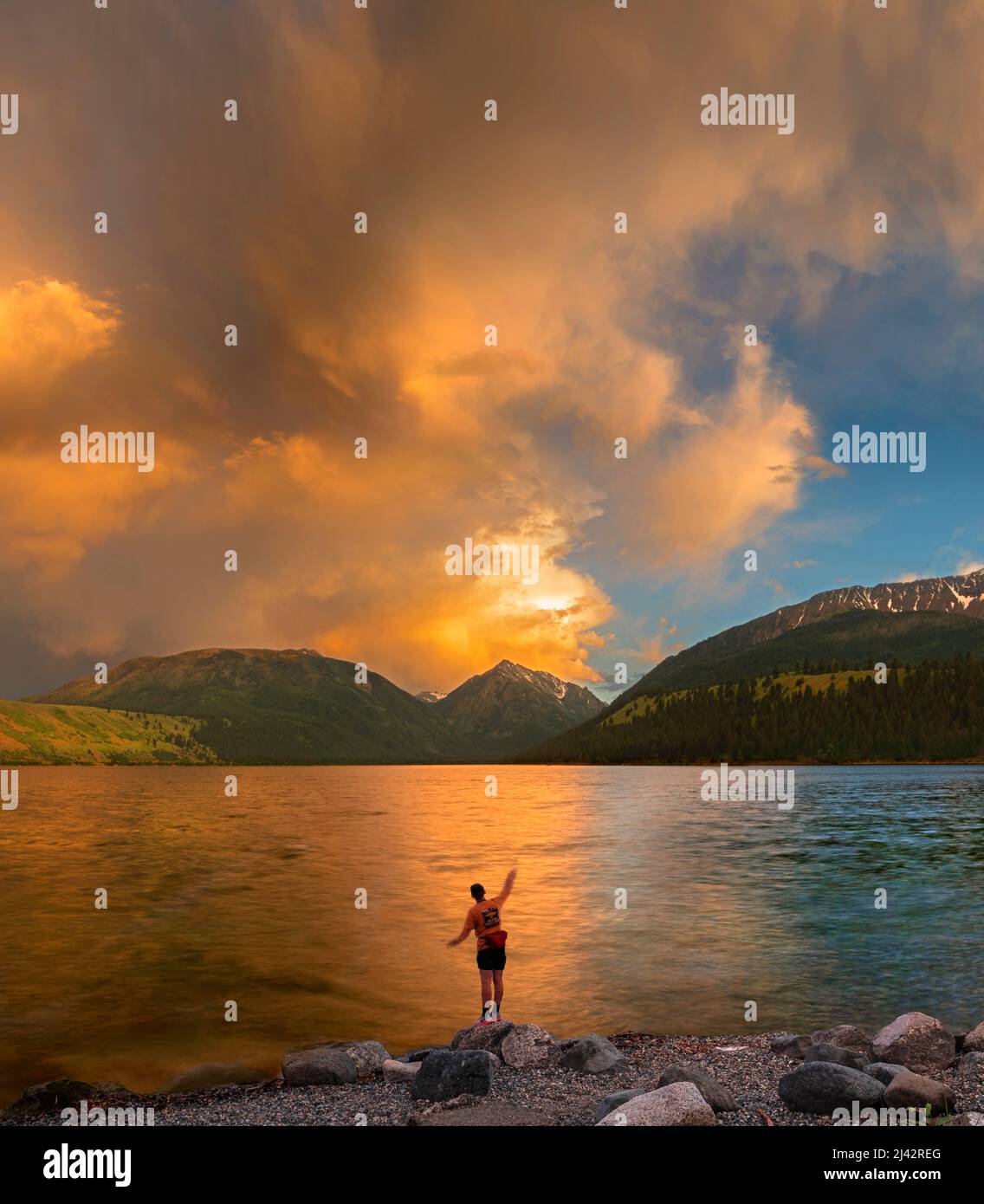 Pesca Wallowa Lake al tramonto, Oregon Foto Stock