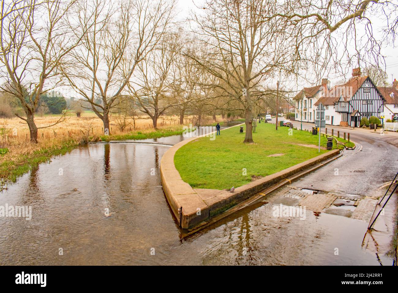 Il fiume e ford attraversando il villaggio di Eynesford Inghilterra Foto Stock