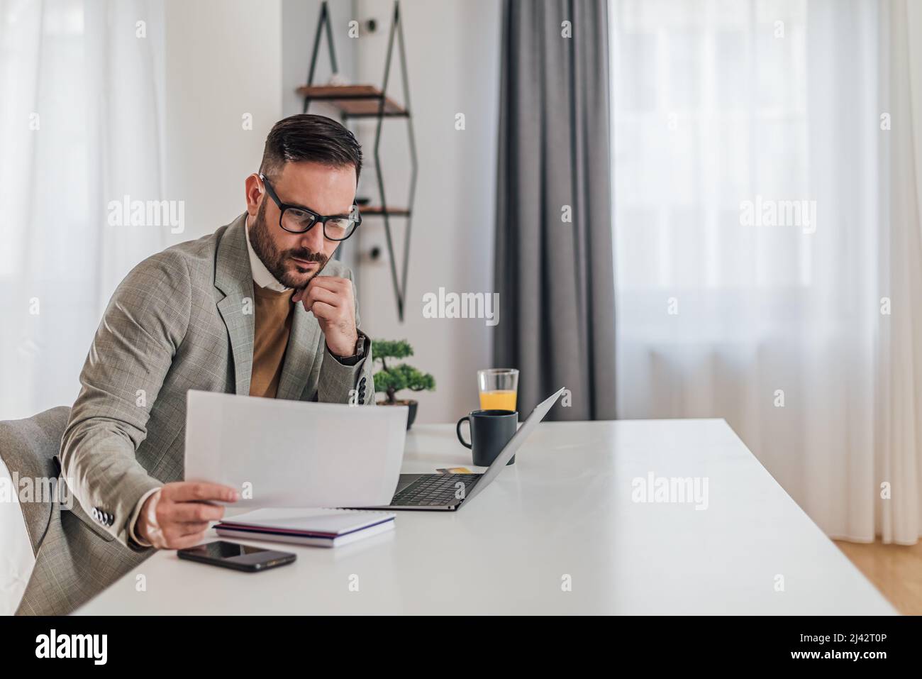 Uomo adulto premuroso, migliorando la situazione finanziaria dell'azienda. Foto Stock
