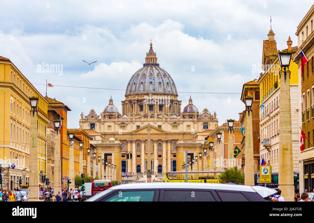 Basilica di San Pietro vista da Via della conciliazione, Roma, Lazio, Italia, EuropeVia della conciliazione è una strada a Roma Foto Stock