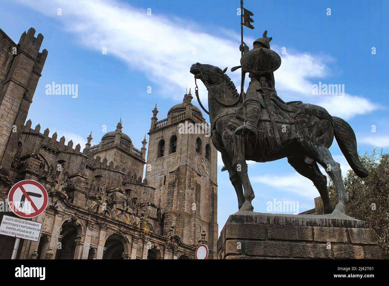 La splendida e colorata città di Porto, il cui centro storico è patrimonio dell'umanità dell'UNESCO, è una delle destinazioni turistiche più popolari d'Europa. Foto Stock