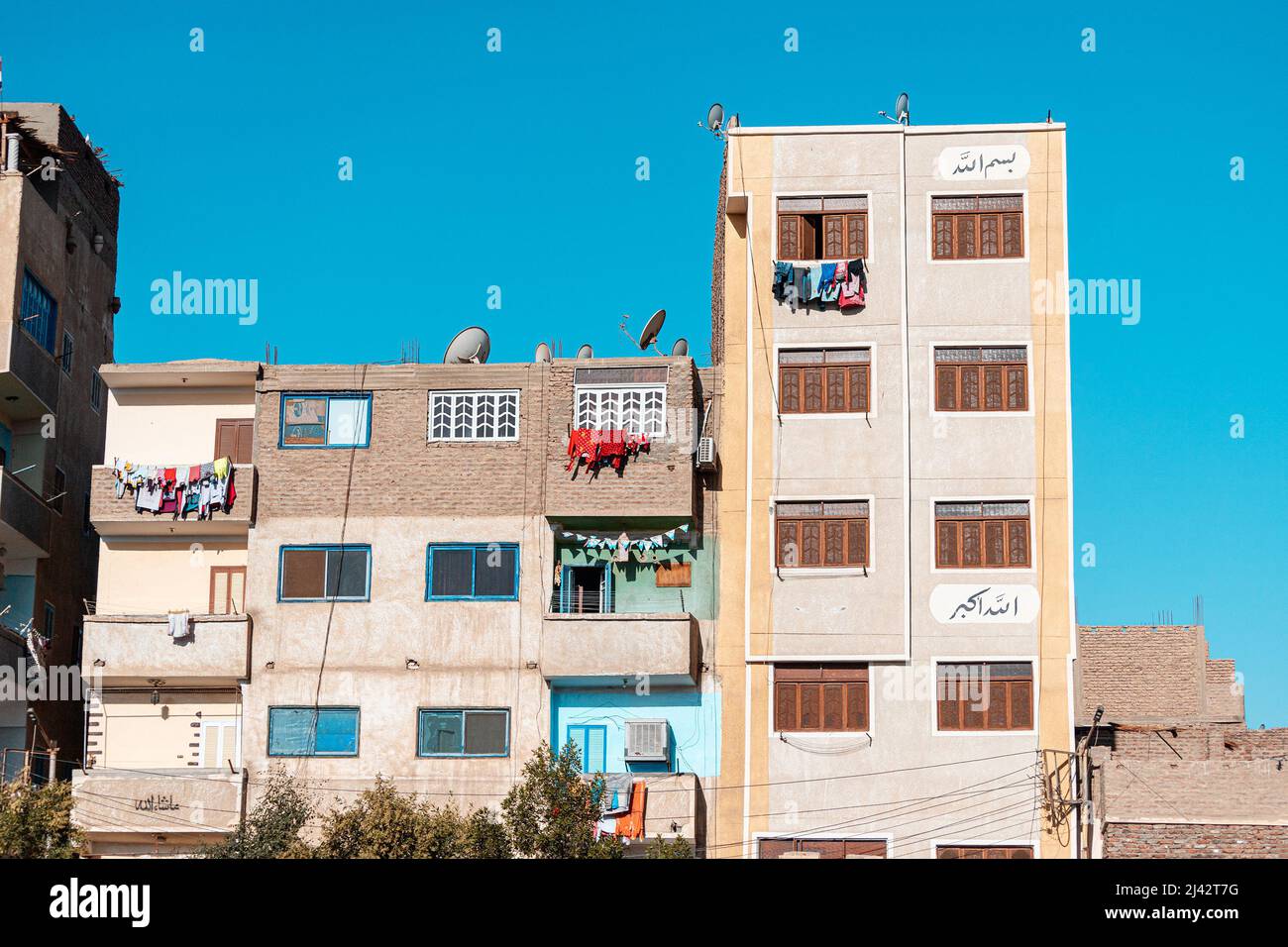 11 gennaio 2022, Qena, Egitto: Baraccopoli urbani e la facciata dell'edificio Foto Stock