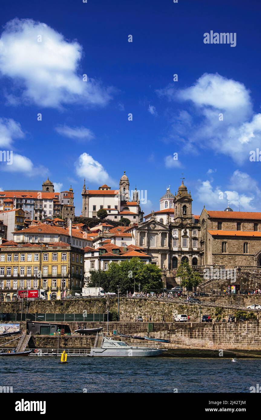 Le caratteristiche case multicolore del centro storico della splendida città portoghese di Porto, nominata patrimonio dell'umanità dell'UNESCO. Foto Stock