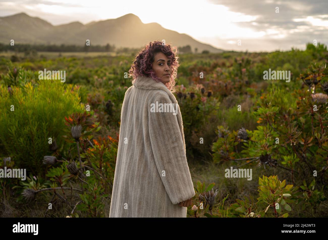 Donna con cappotto in pelliccia visto in natura durante l'autunno Foto Stock
