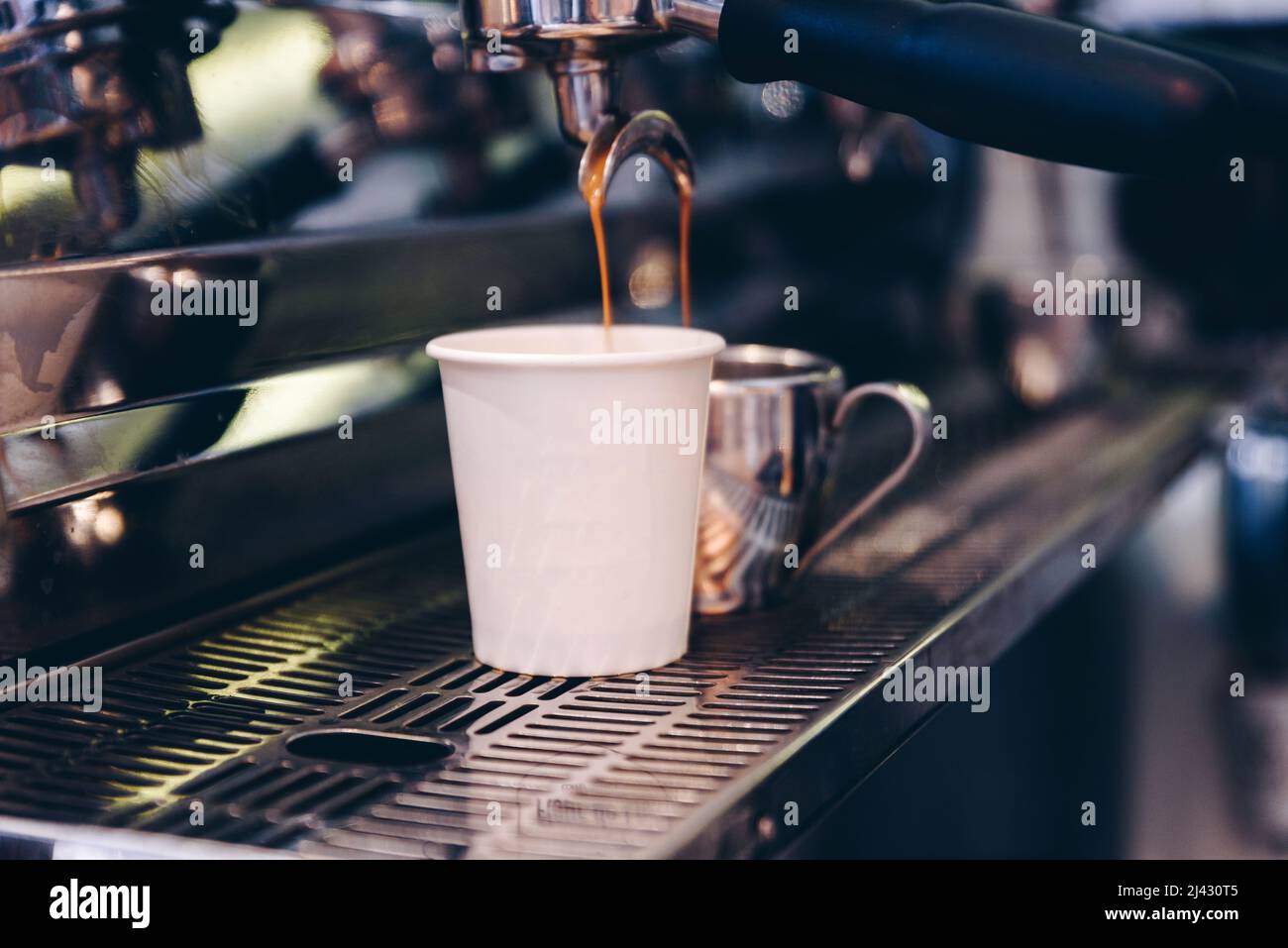 Primo piano del caffè espresso dalla macchina da caffè. Caffè Concept in caffetteria Foto Stock