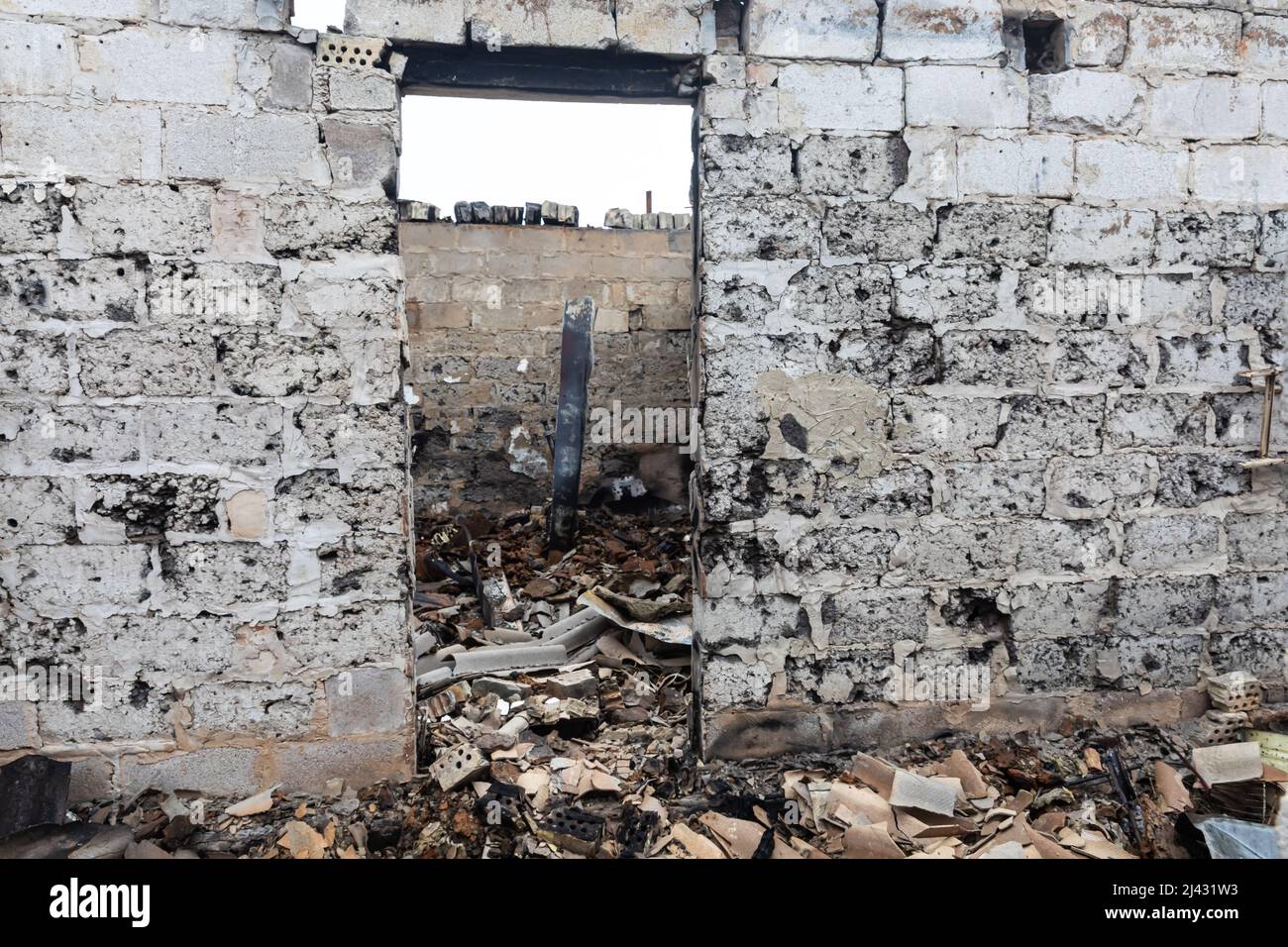 ANDRIIVKA, UCRAINA - 10 aprile 2022: Caos e devastazione per le strade di Andriivka a seguito dell'attacco degli invasori russi Credit: Mykhailo Palinchak/Alamy Live News Foto Stock