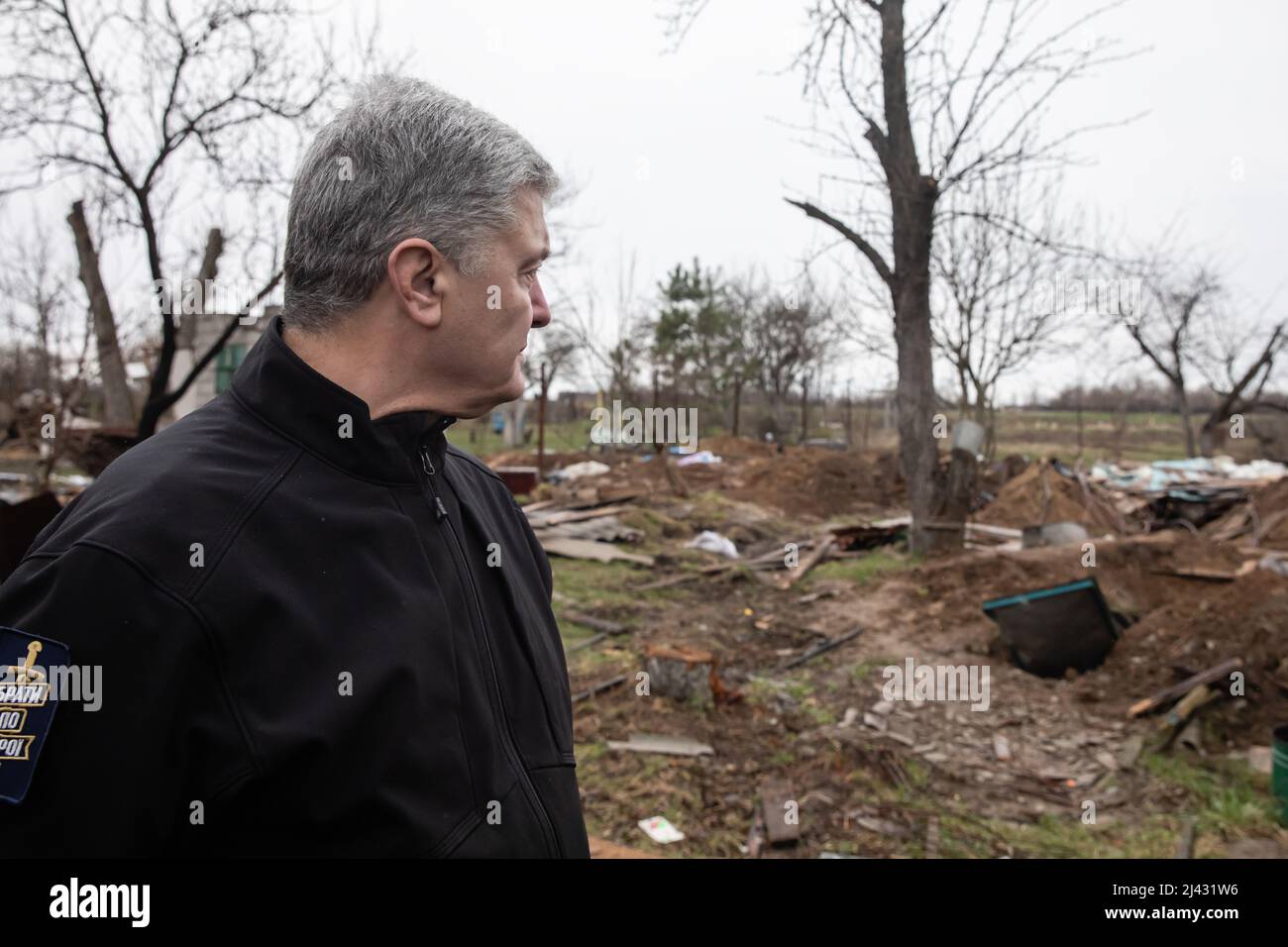 ANDRIIVKA, UCRAINA - 10 aprile 2022: Quinto presidente dell'Ucraina Petro Poroshenko ispeziona la distruzione nel villaggio di Andriivka. Credit: Mykhailo Palinchak/Alamy Live News Foto Stock