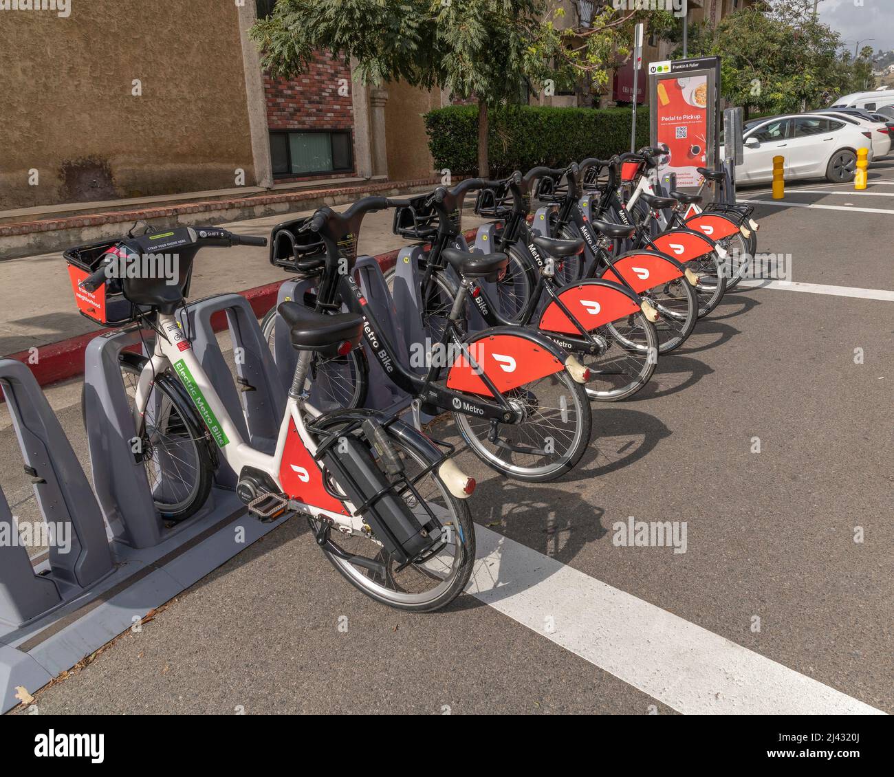 Los Angeles, CA, USA - 11 aprile 2022: Stazione Metro Bike Sharing a Los Angeles CA. Il programma è stato lanciato da Metro nel 2016. Foto Stock