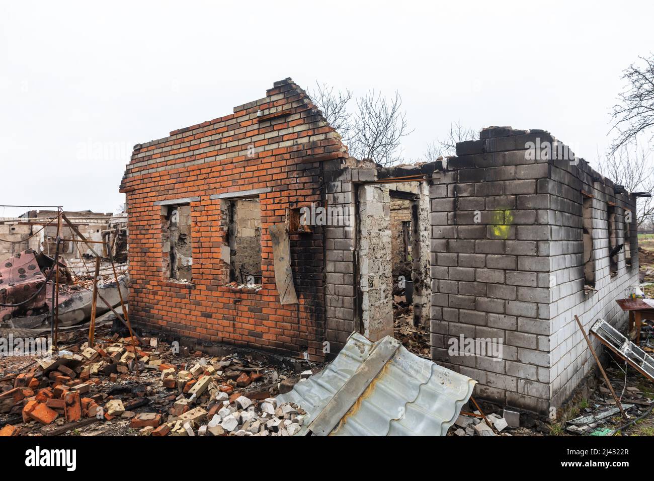 ANDRIIVKA, UCRAINA - 10 aprile 2022: Caos e devastazione per le strade di Andriivka a seguito dell'attacco degli invasori russi Credit: Mykhailo Palinchak/Alamy Live News Foto Stock
