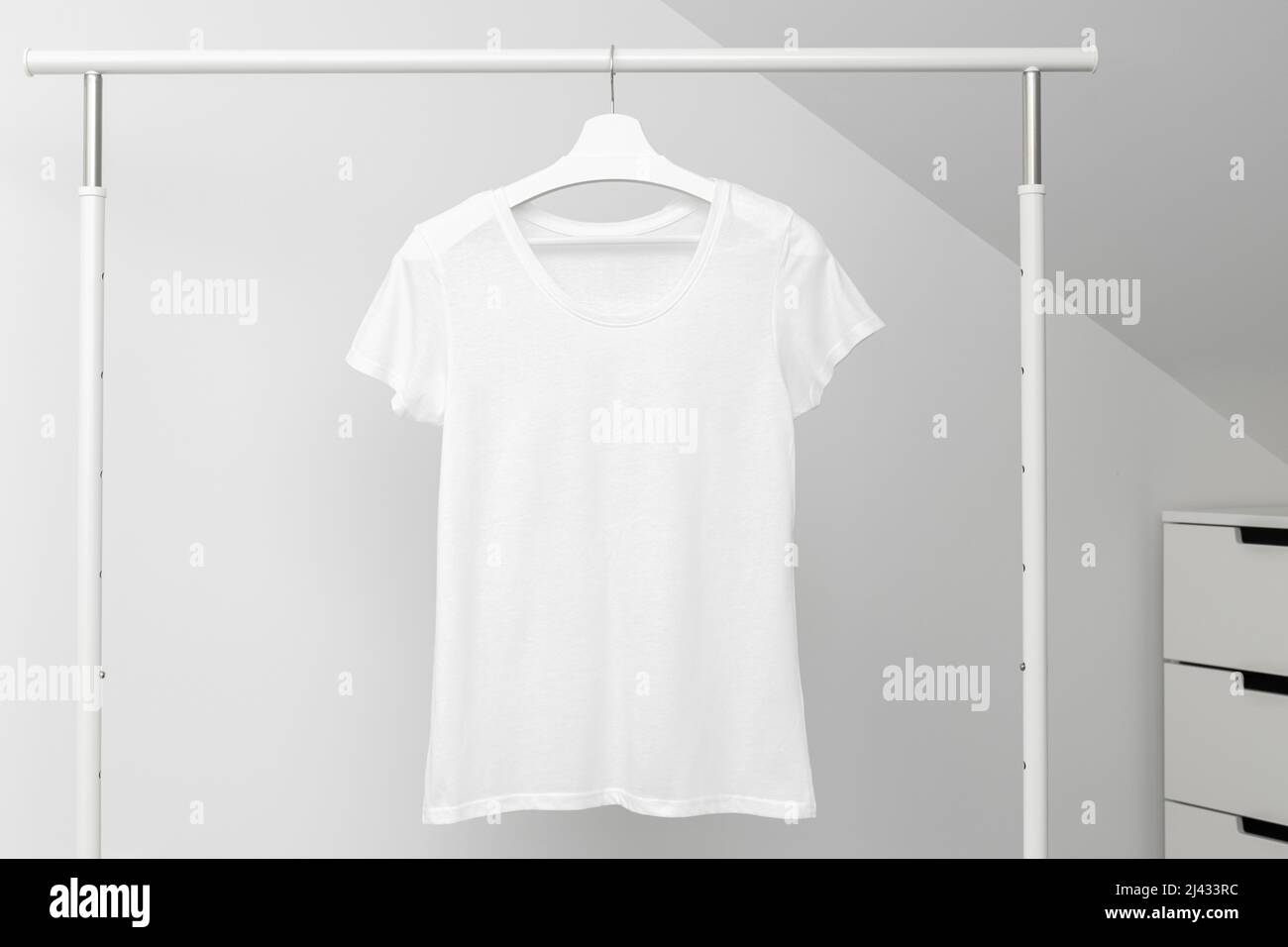 T-shirt appesa al portabiti. Colore bianco collo rotondo. Modello, mock up Foto Stock