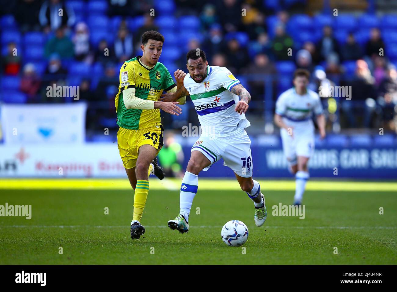 Kane Hemmings (10) di Tranmere tiene fuori la sfida di Luca Hoole (30) di Bristol Rovers - durante il gioco Tranmere contro Bristol Rovers Foto Stock