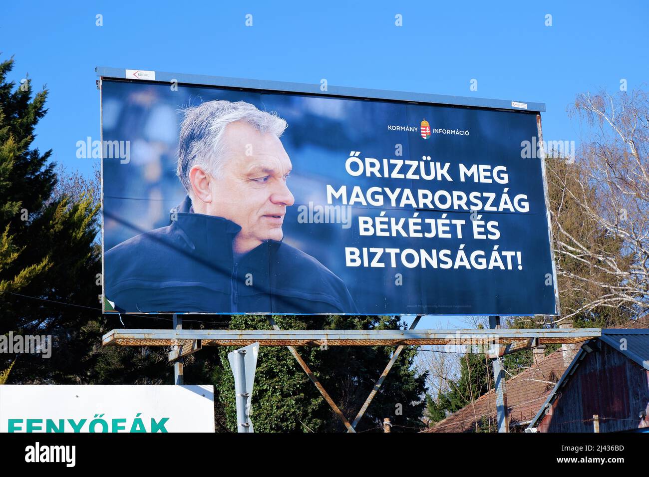 "Preserviamo la pace e la sicurezza dell'Ungheria!” fidesz poster della campagna elettorale parlamentare con foto del primo Ministro Viktor Orban Foto Stock