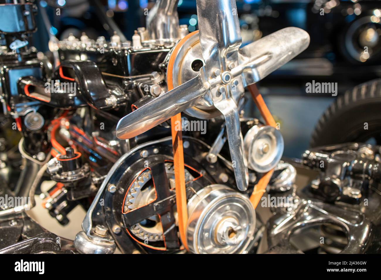 Il potente motore di un'auto. Design interno del motore. Parte motore auto. motore auto vintage potente. Foto Stock