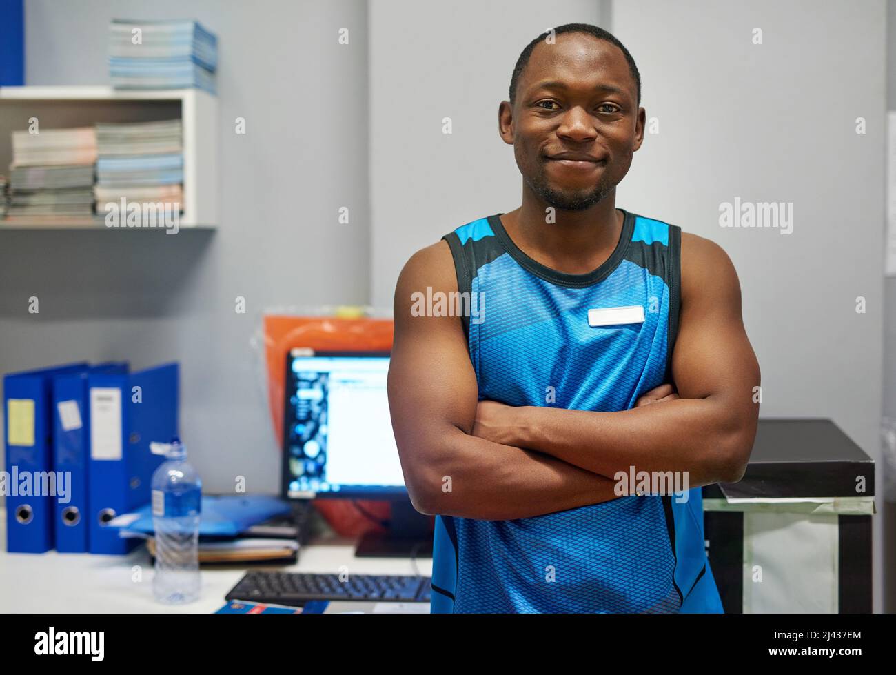 Im dedicato ai tuoi obiettivi di fitness. Ritratto di un personal trainer in piedi nel suo ufficio in palestra. Foto Stock