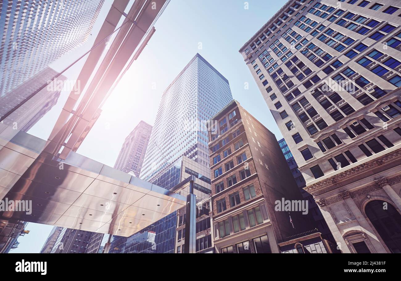 Guardando verso l'alto gli edifici di Manhattan, foto in tonalità di colore, New York City, USA. Foto Stock