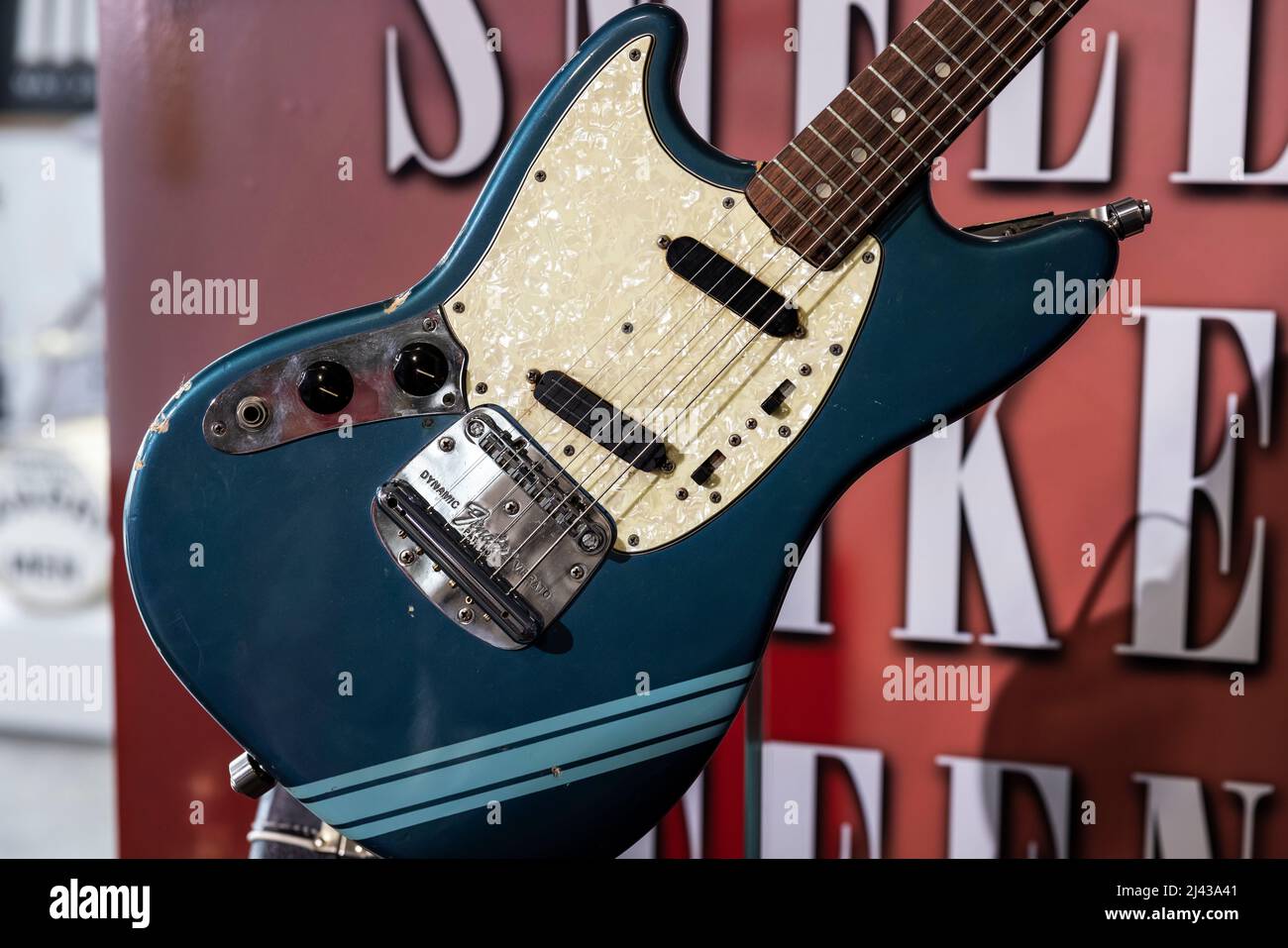 Strumenti e costumi dell'asta delle icone musicali presentata dalle aste di  Julien. 1969 Fender Mustang Competition Lake Placid Blue Finish chitarra  elettrica usata dal frontman Nirvana Curt Cobain. 4/11/2022 Beverly Hills,  CA