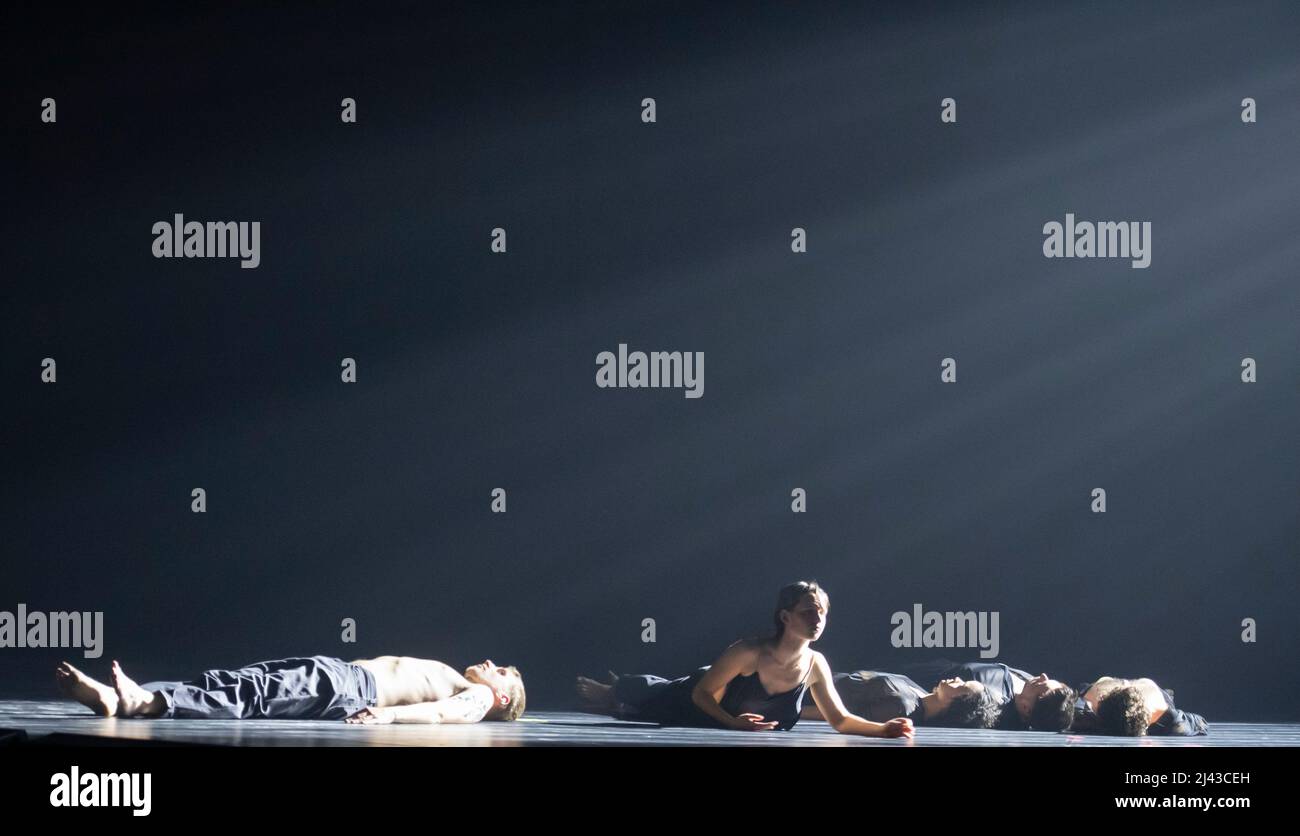 Sadler’s Wells, Londra, Regno Unito. 11 aprile 2022. Dress fotocellula di prova per Sonatas mistero/ per Rosa di Anne Teresa de Keersmaeker a Sadler’s Wells. Il lavoro di De Keersmaeker è strettamente legato alla musica, si collega con le sonate “Mistero” o “Rosario” di Heinrich Ignaz Franz Biber. Scritto intorno al 1676, il mistero Sonata è una traduzione musicale dei quindici Sacri Misteri della vita della Vergine Maria. I misteri di Biber si dividono in tre cicli: Cinque sonate gioie, cinque dolorose e cinque gloriose. Credit: Malcolm Park/Alamy Live News. Foto Stock