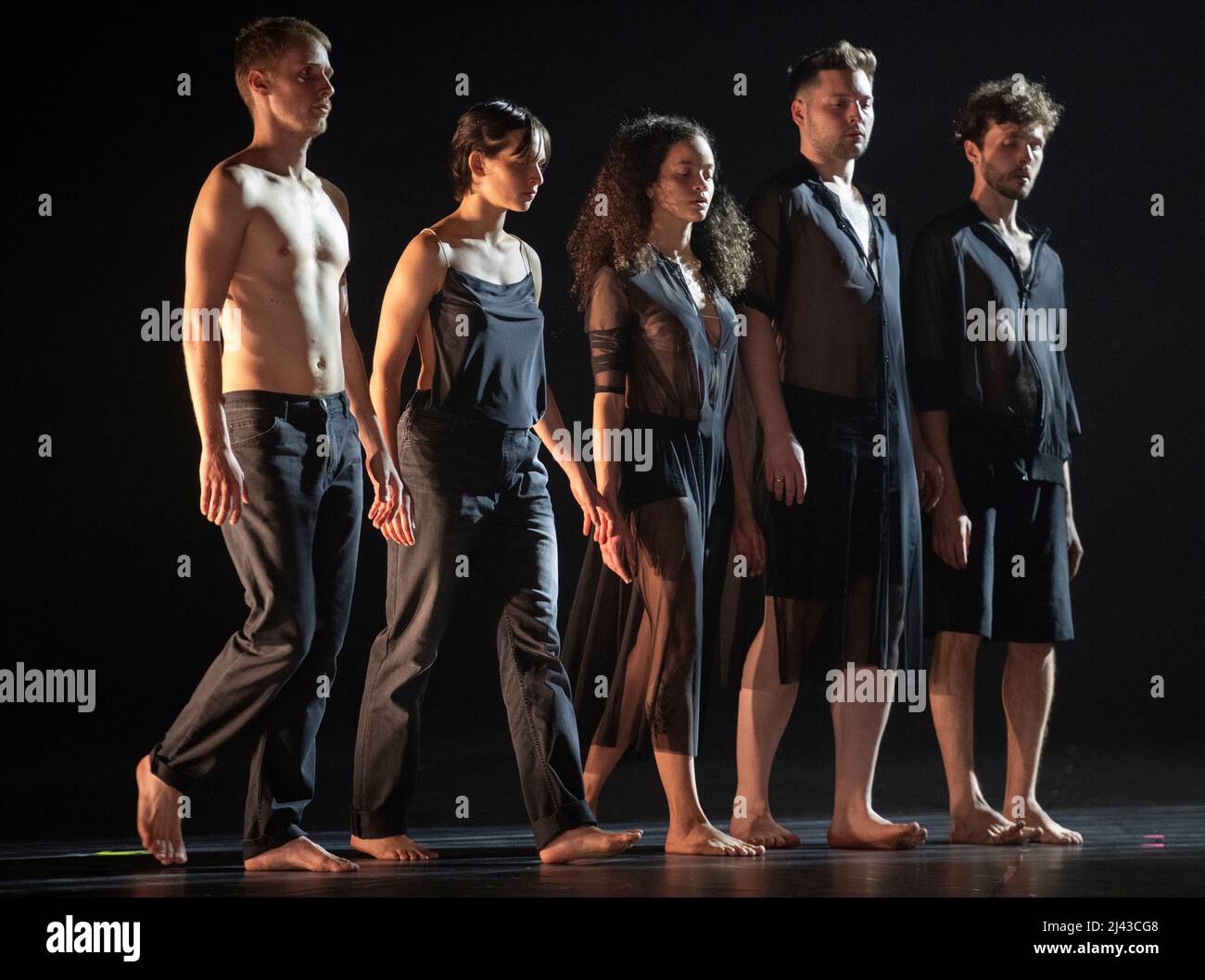 Sadler’s Wells, Londra, Regno Unito. 11 aprile 2022. Dress fotocellula di prova per Sonatas mistero/ per Rosa di Anne Teresa de Keersmaeker a Sadler’s Wells. Il lavoro di De Keersmaeker è strettamente legato alla musica, si collega con le sonate “Mistero” o “Rosario” di Heinrich Ignaz Franz Biber. Scritto intorno al 1676, il mistero Sonata è una traduzione musicale dei quindici Sacri Misteri della vita della Vergine Maria. I misteri di Biber si dividono in tre cicli: Cinque sonate gioie, cinque dolorose e cinque gloriose. Credit: Malcolm Park/Alamy Live News. Foto Stock