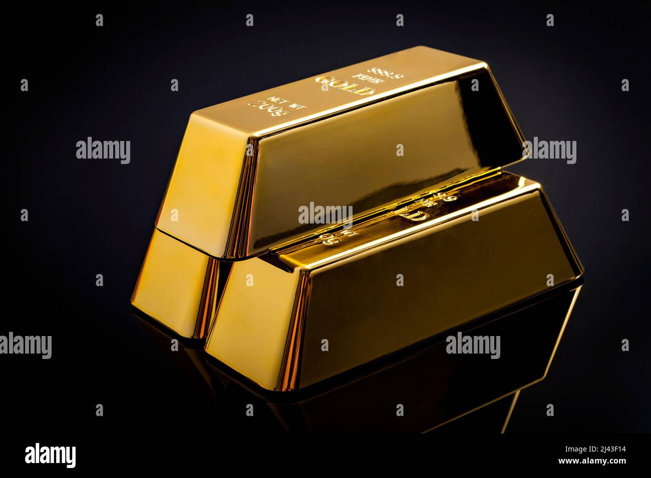 Riserva nazionale di oro, stabilità finanziaria e commercio di materie prime concetto con una piramide di puro oro barrette su sfondo nero Foto Stock