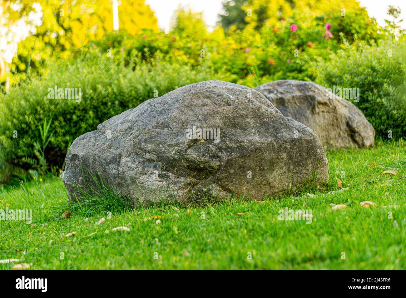 blocco di granito in un giardino Foto Stock