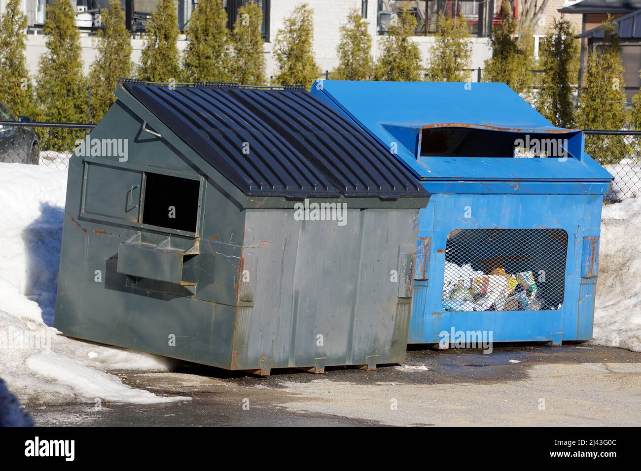 due bidoni di raccolta della spazzatura in un quartiere Foto Stock