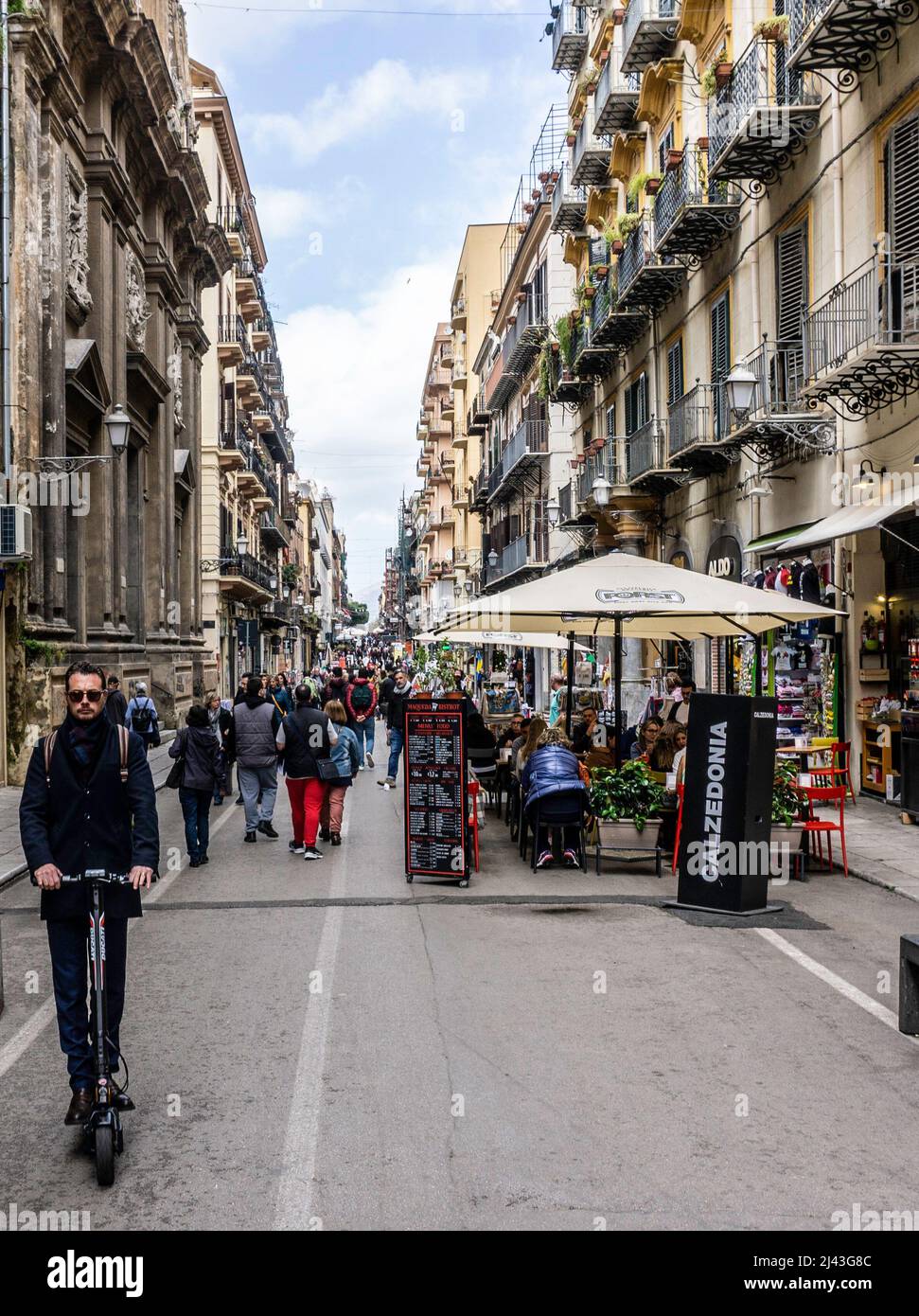 Ristoranti all'aperto lungo Via Maqueda, Palermo, Sicilia, Italia. Una strada pedonale e una strada molto popolare per ristoranti e negozi all'aperto. Foto Stock