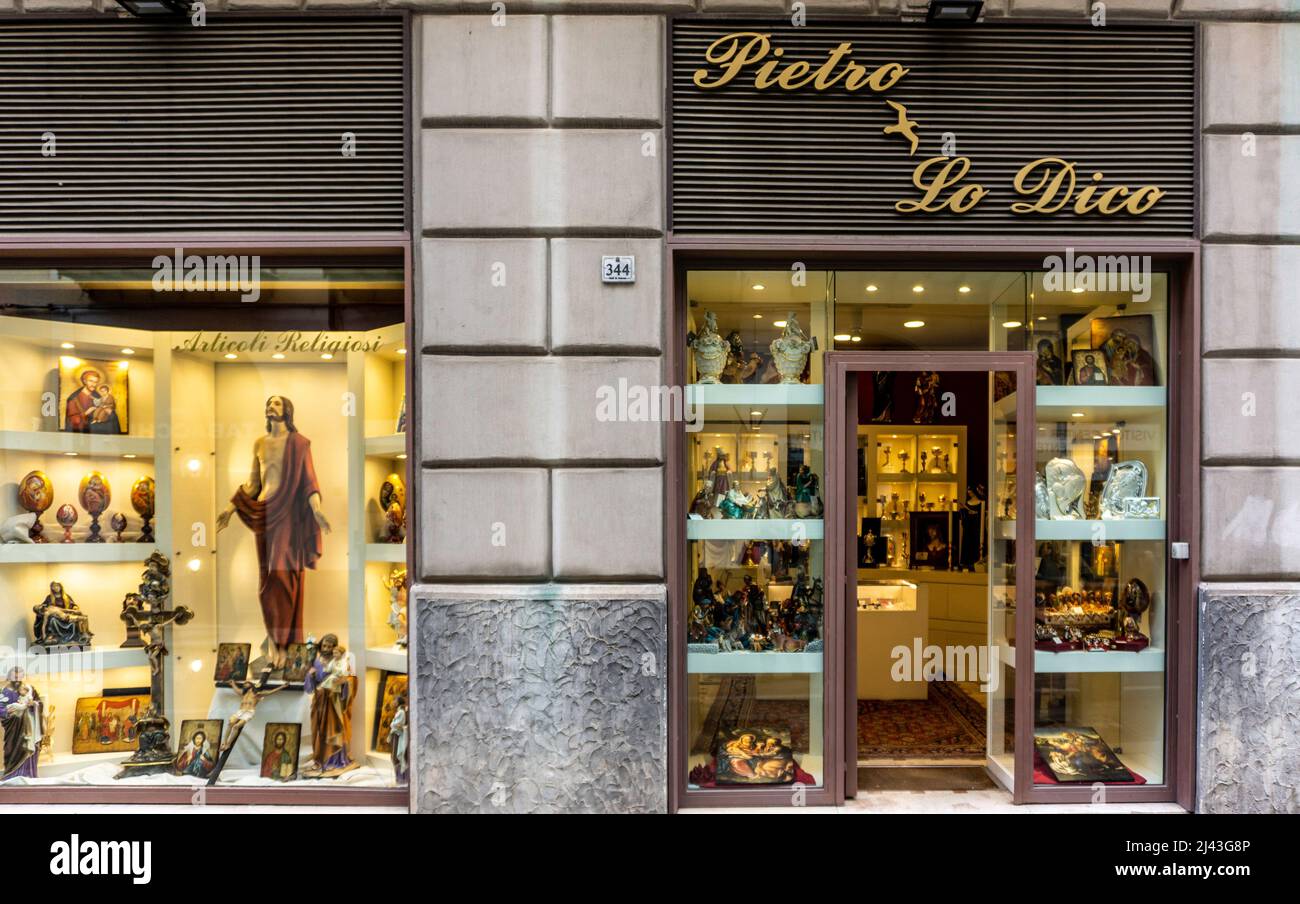 Pietro lo Dico in Via Maqueda, Palermo, Sicilia, Italia. Un negozio che vende icone religiose e abbigliamento. Foto Stock