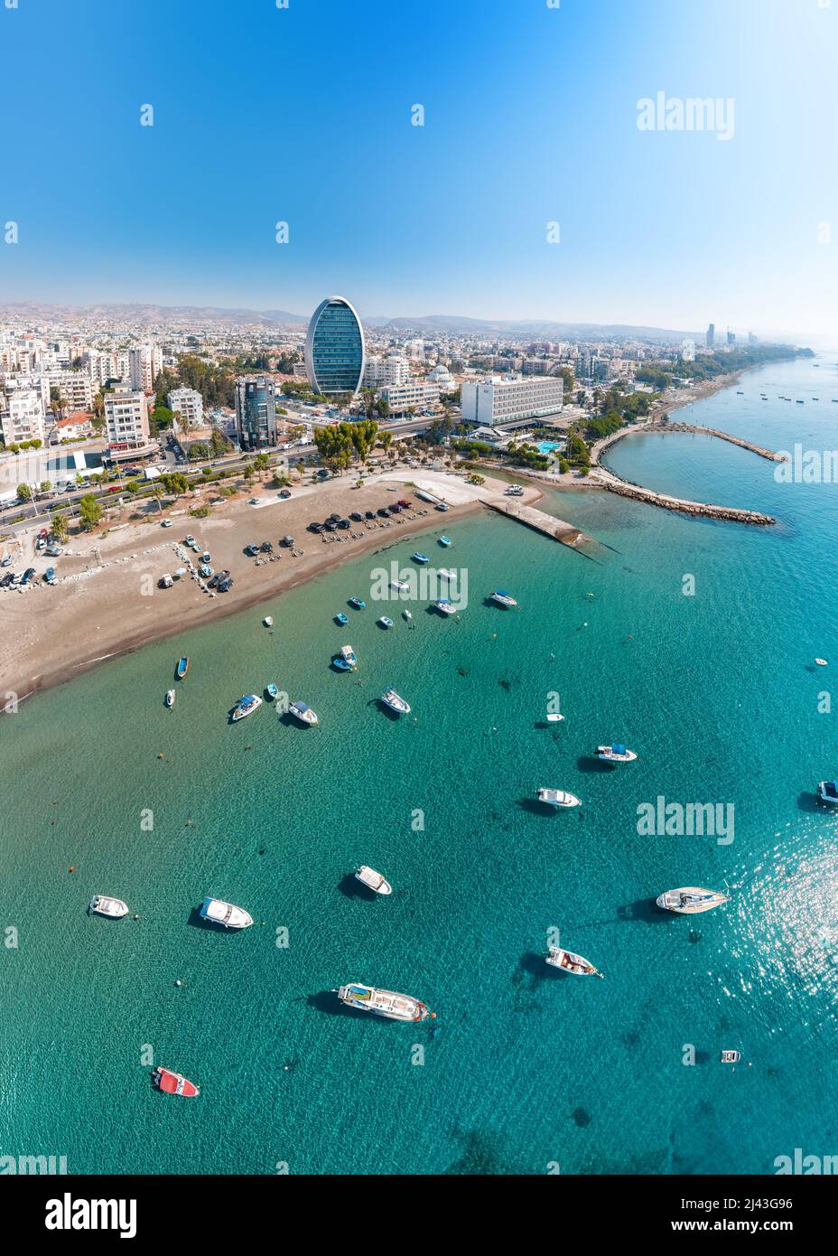 Barche da pesca vicino Limassol costa, Cipro, vista aerea Foto Stock