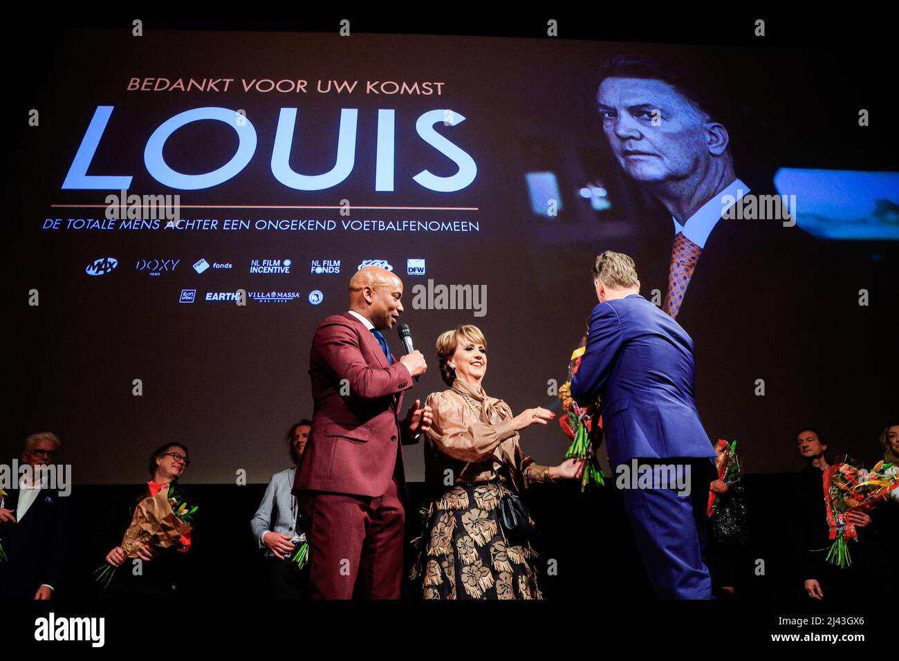 AMSTERDAM, PAESI BASSI - APRILE 11: Truus van Gaal, Louis van Gaal e Humberto Tan durante la prima di LOUIS al Teatro del Cinema Tuschinski il 11 Aprile 2022 ad Amsterdam, Paesi Bassi. (Foto di Broer van den Boom/Orange Pictures) Credit: Orange Pics BV/Alamy Live News Foto Stock